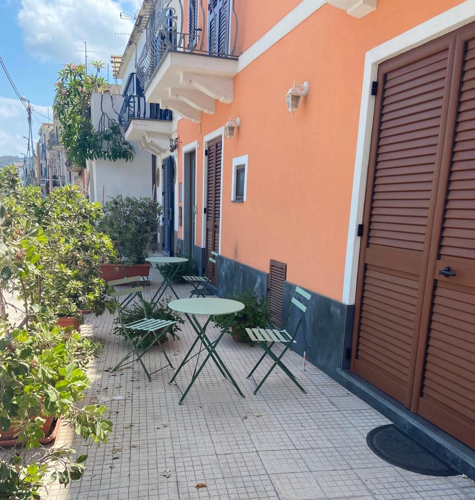 Property building, Day, Balcony/Terrace