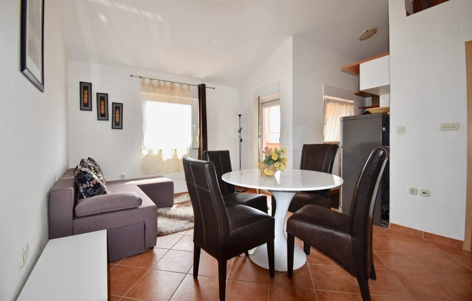 Living room, Seating area, Dining area, air conditioner