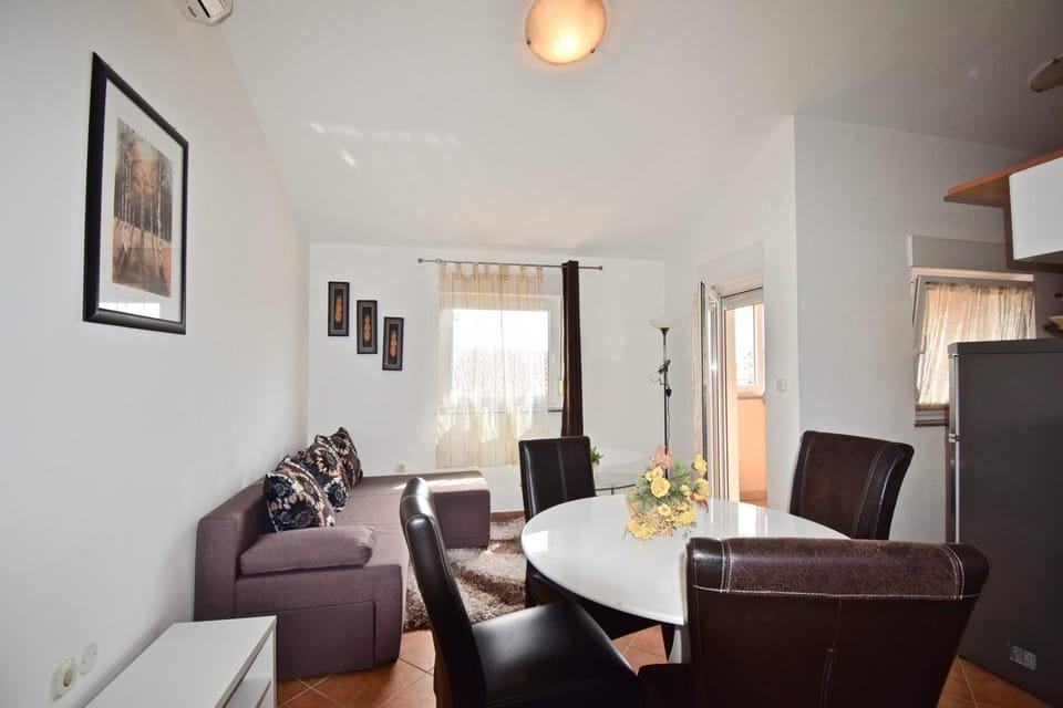 Living room, Seating area, air conditioner