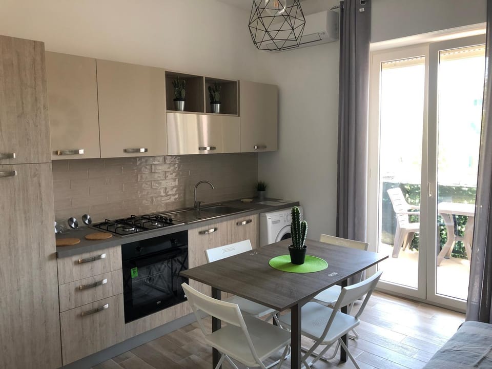 Kitchen or kitchenette, Dining area