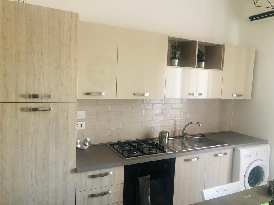Kitchen or kitchenette, pet friendly, stove, washing machine