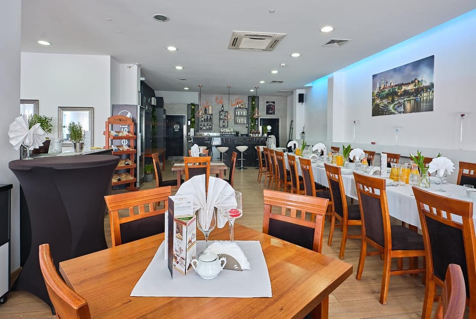 Restaurant/places to eat, Lounge or bar