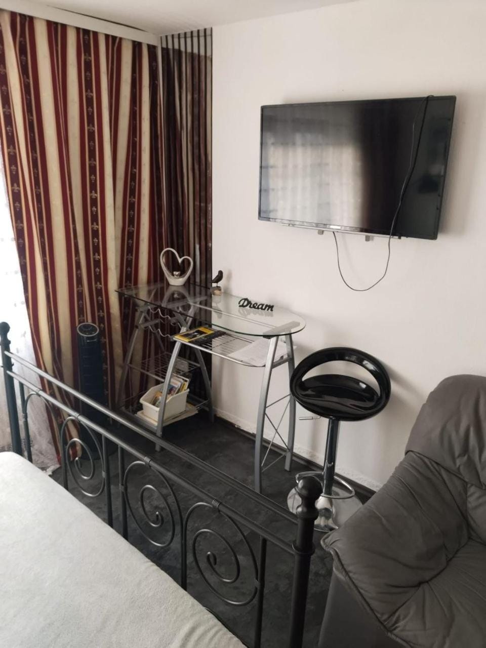 Bed, TV and multimedia, Living room, Photo of the whole room, Seating area, Bedroom