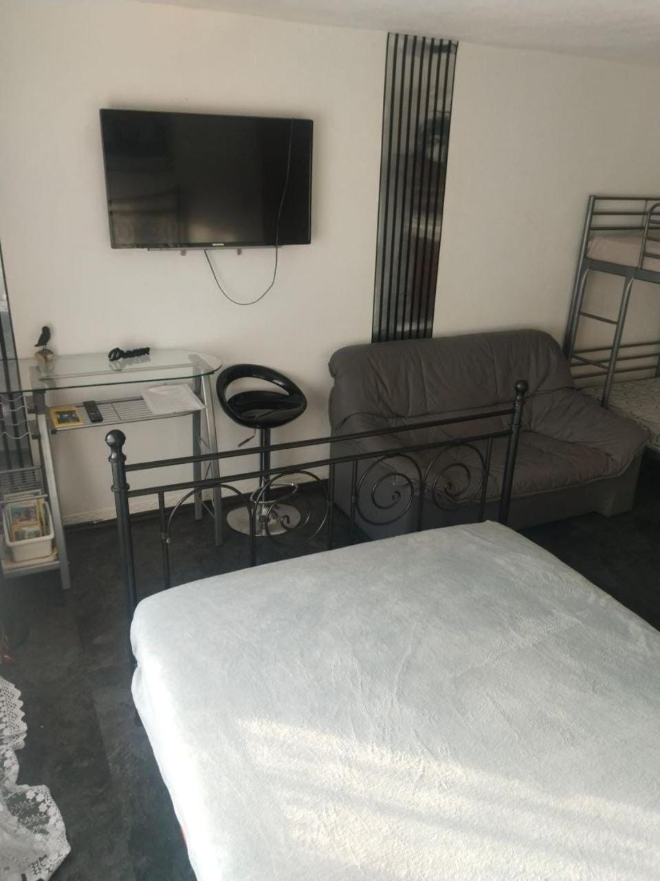 Communal lounge/ TV room, Bed, TV and multimedia, Living room, Photo of the whole room, Seating area, Evening entertainment, Bedroom