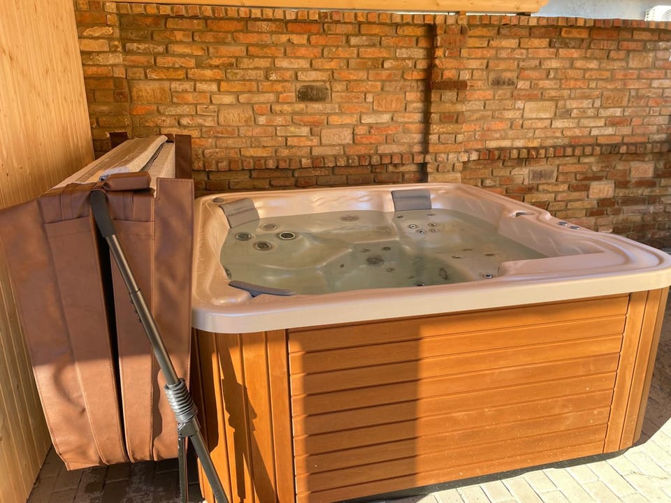 Hot Tub, Hot Tub, Spa and wellness centre/facilities