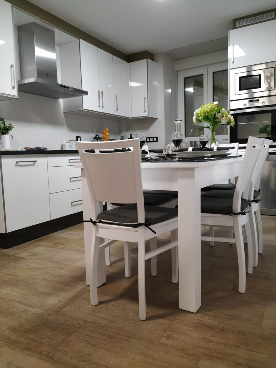 Kitchen or kitchenette, Dining area