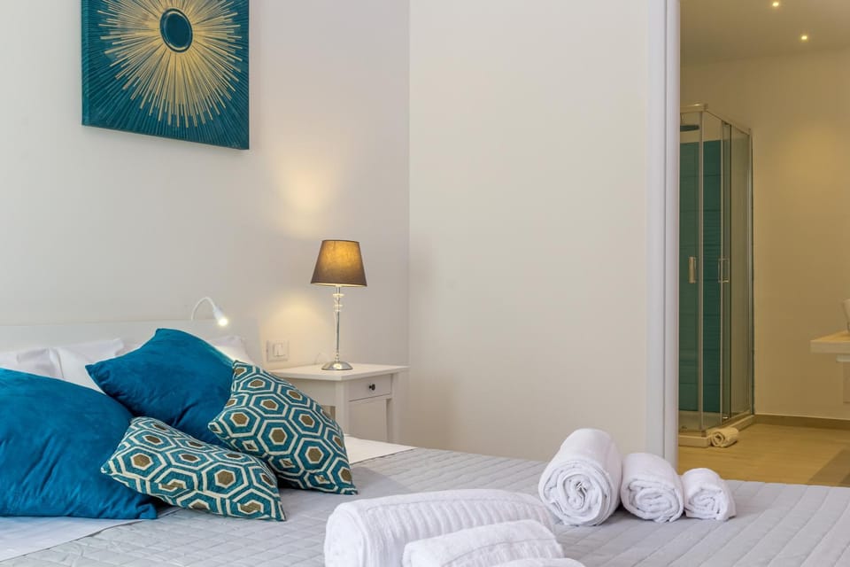 Bed, towels