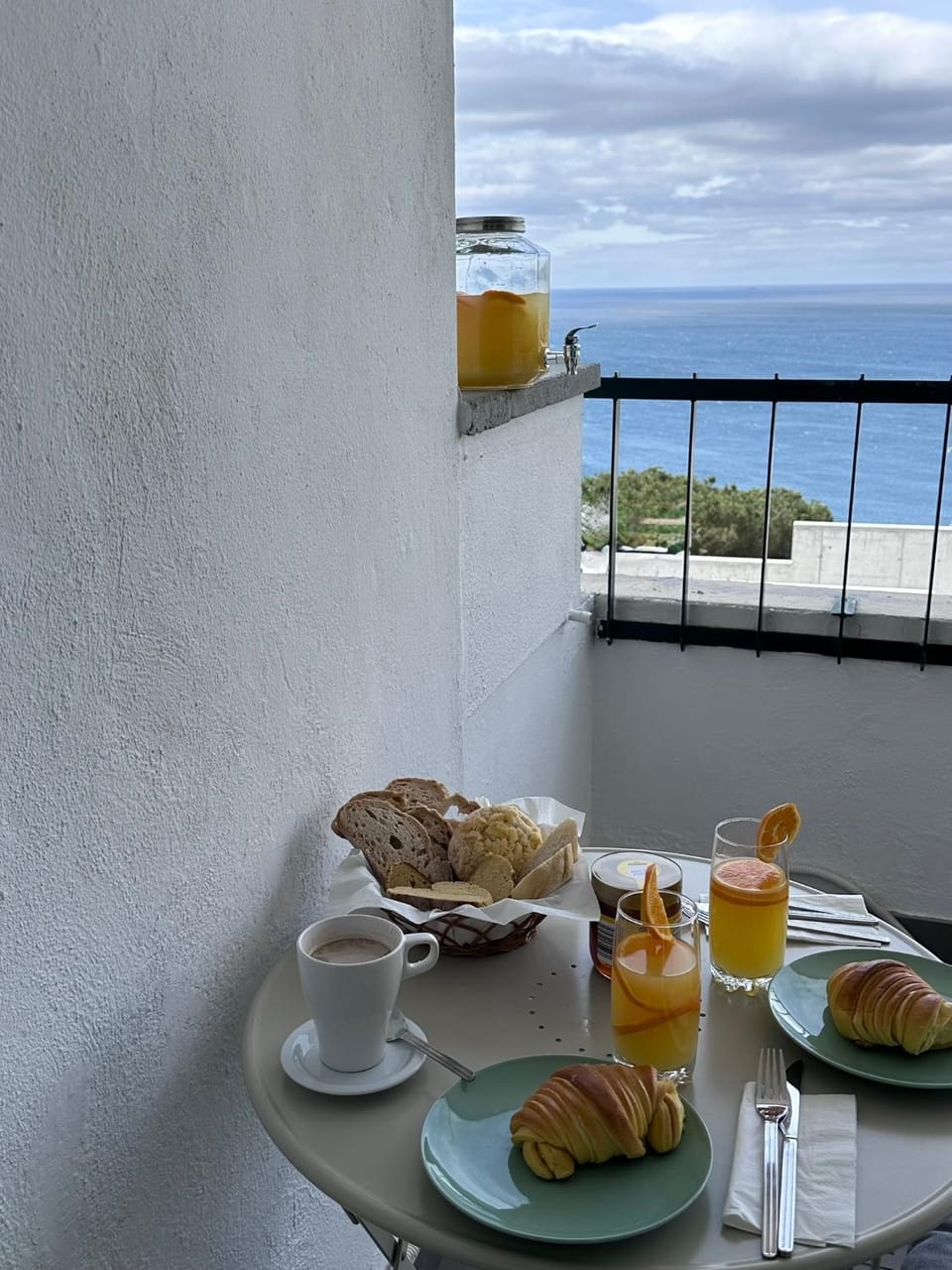 Santiago Oceanfront Living Apartment in Sesimbra