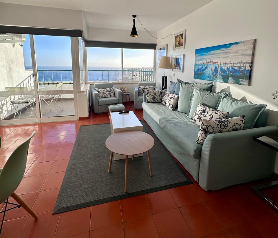 Santiago Oceanfront Living Apartment in Sesimbra