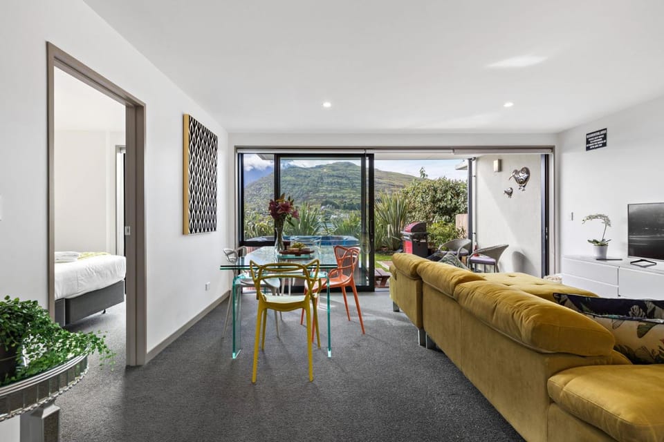 TV and multimedia, Living room, Seating area, Dining area