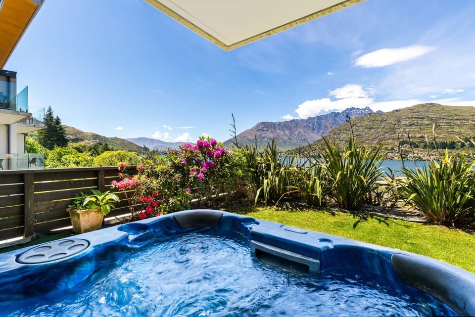 Day, Natural landscape, Garden, Hot Tub, Garden view, Lake view, Mountain view