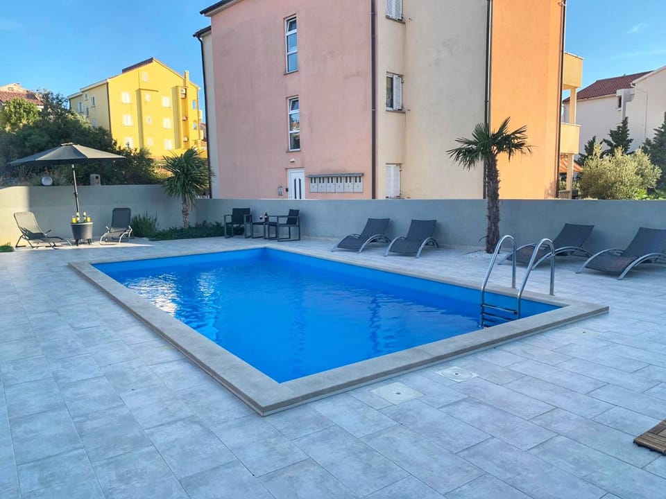 Property building, Patio, Day, Pool view, Swimming pool, sunbed