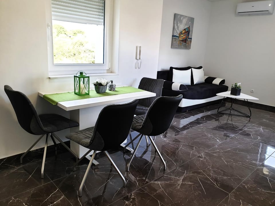 Living room, Seating area, Dining area, air conditioner