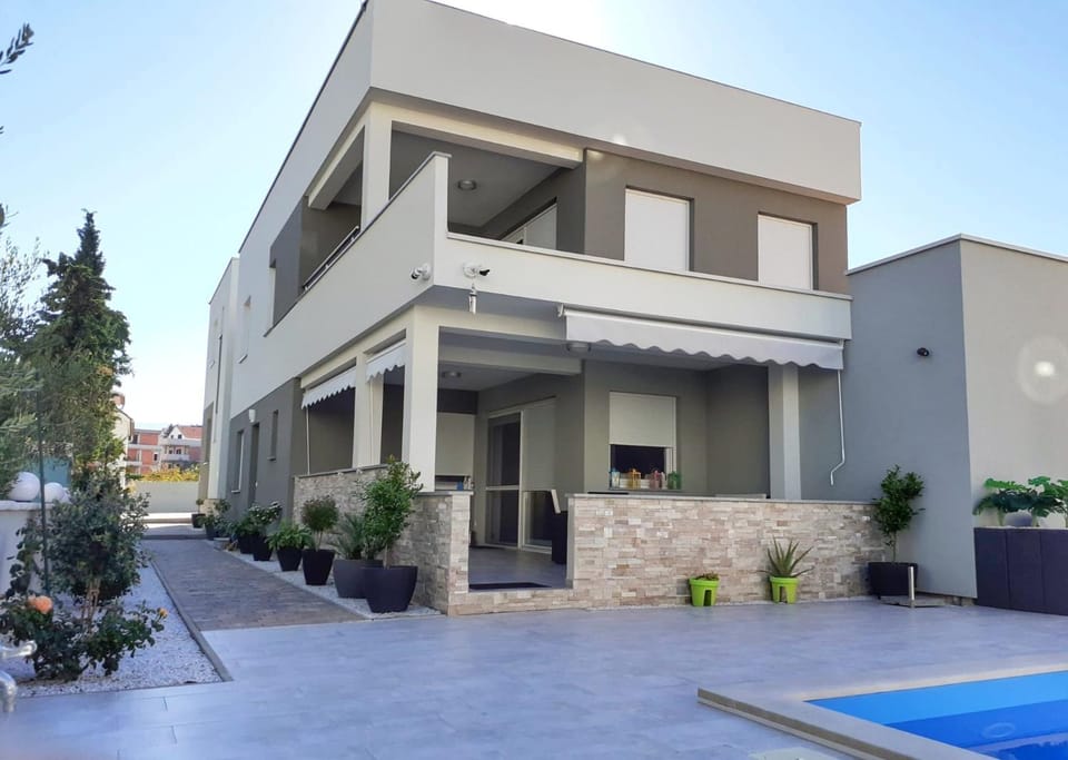 Property building, Day