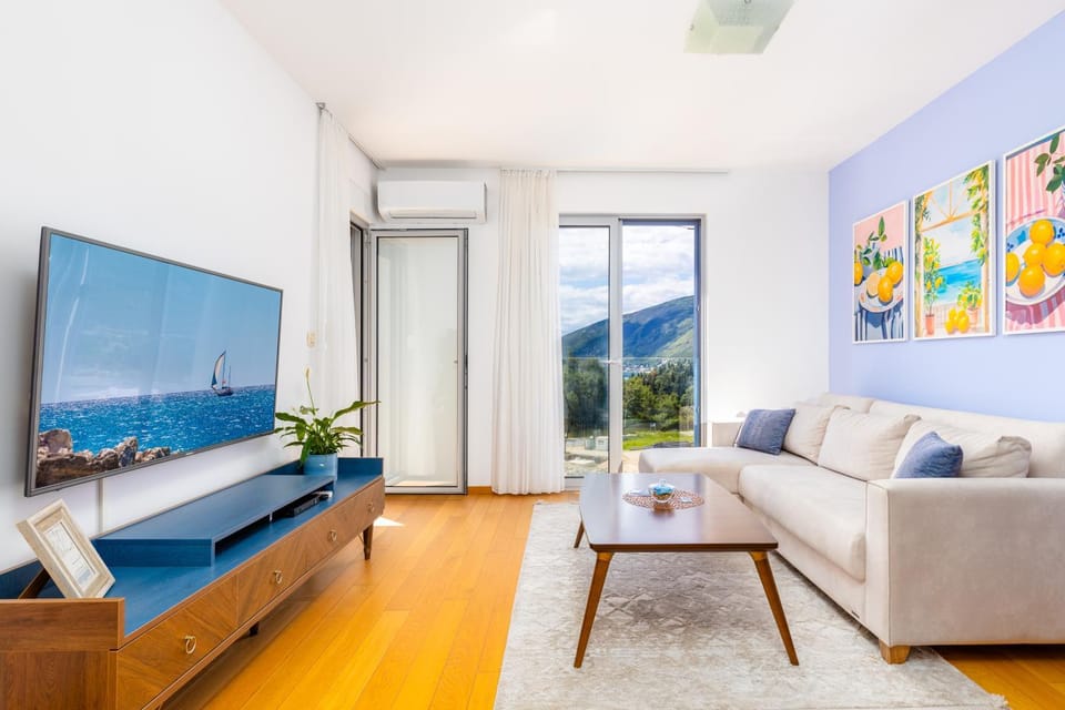 TV and multimedia, View (from property/room), Living room, Mountain view, furniture, furniture