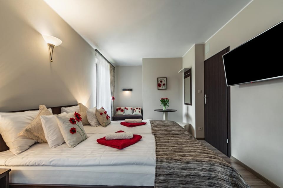 Bed, TV and multimedia, View (from property/room), Other, Photo of the whole room, Decorative detail, Bedroom, On site