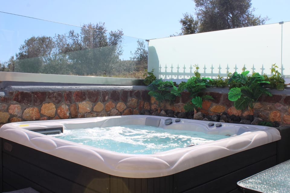 Day, Natural landscape, Hot Tub, Balcony/Terrace, Mountain view