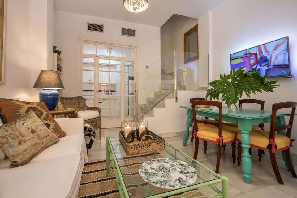 TV and multimedia, Living room, Seating area, Dining area