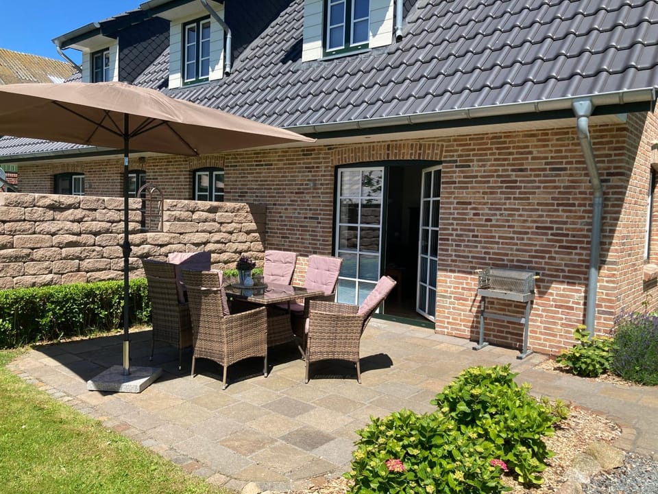 Property building, Garden, Seating area, Garden view