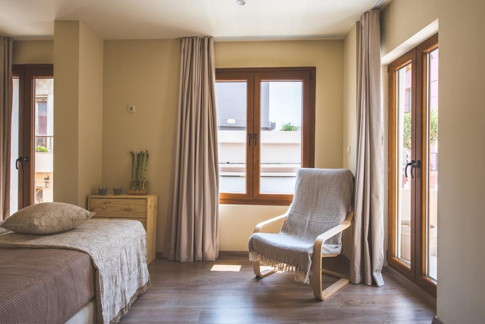 Photo of the whole room, Seating area, Bedroom