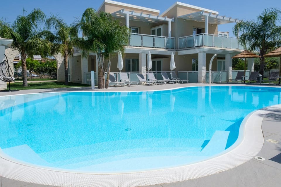 Property building, Patio, Day, Pool view, Swimming pool, sunbed