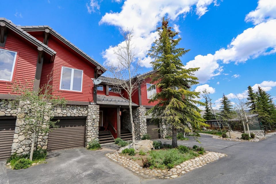 Snowcreek V 997 Panoramic Mountain Views, Pet-Friendly Apartment in Mammoth Lakes
