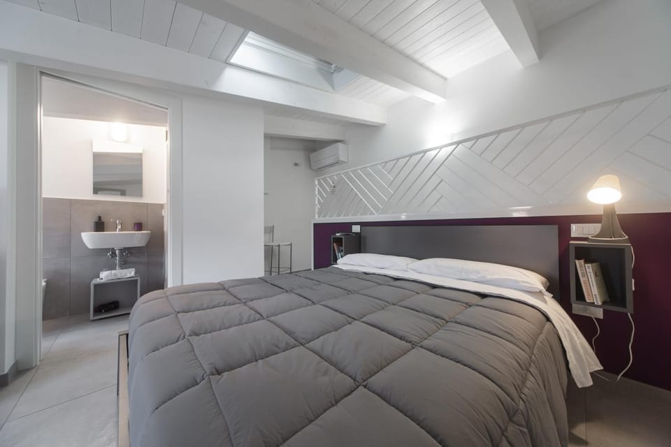 Bed, Bedroom, air conditioner