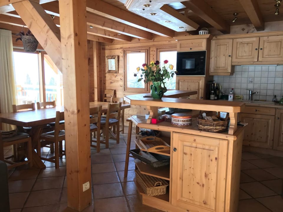 Kitchen or kitchenette, Lounge or bar