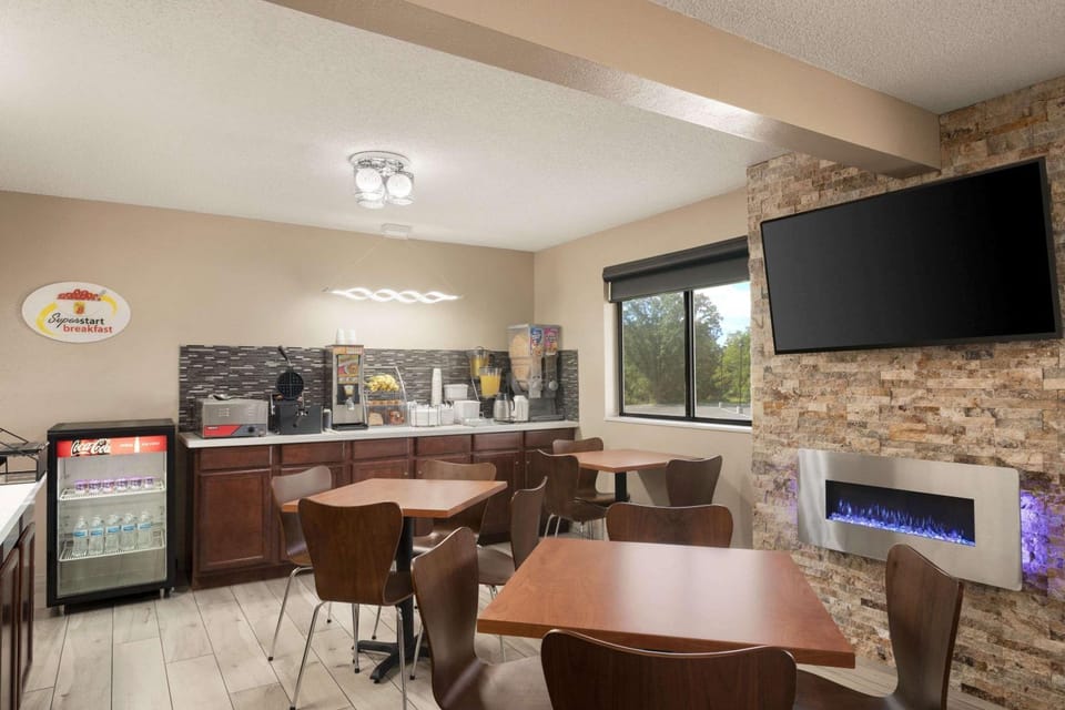 Restaurant/places to eat, Dining area, On site