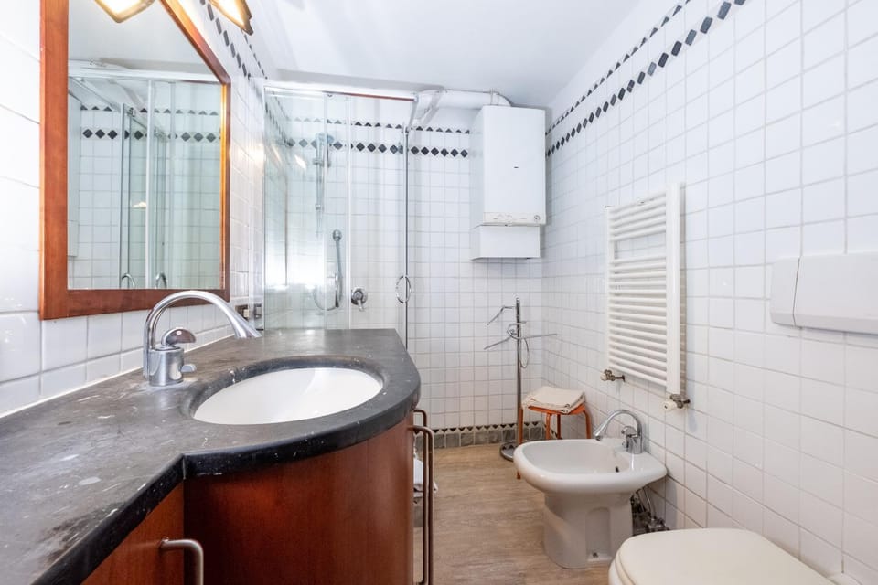 Shower, Toilet, Bathroom, bidet, towels