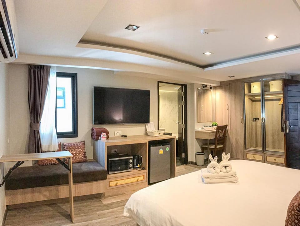 Bed, TV and multimedia, Photo of the whole room