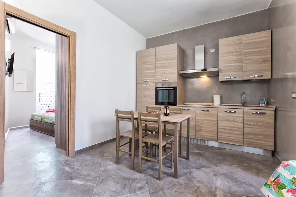 Kitchen or kitchenette, Dining area