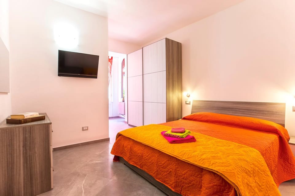 Bed, TV and multimedia, Photo of the whole room, Bedroom, towels, wardrobe