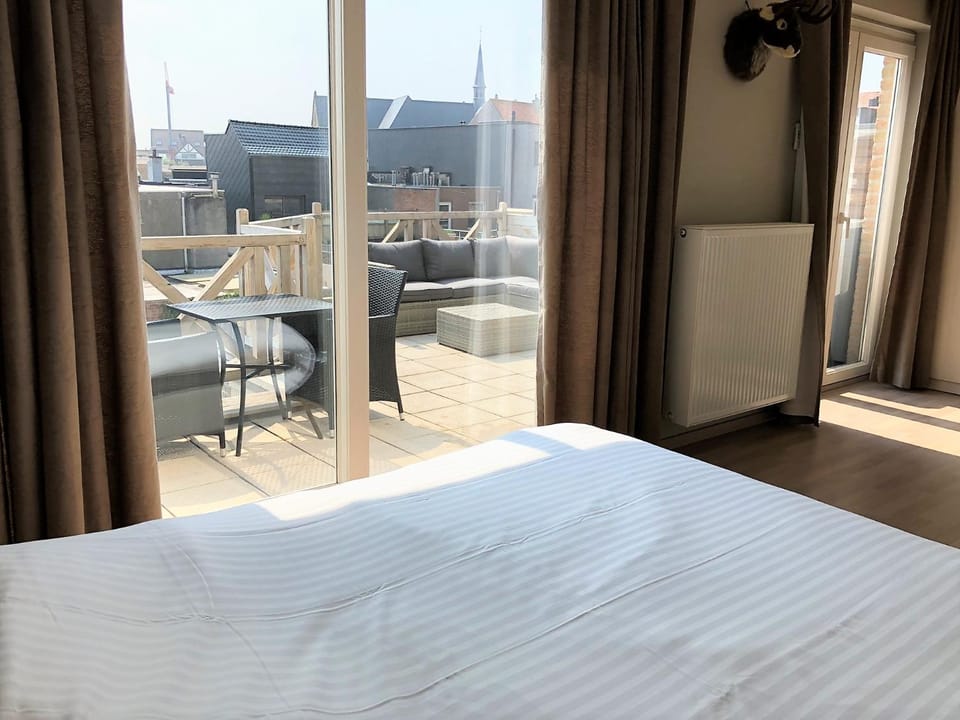 Bed, Balcony/Terrace, Bedroom
