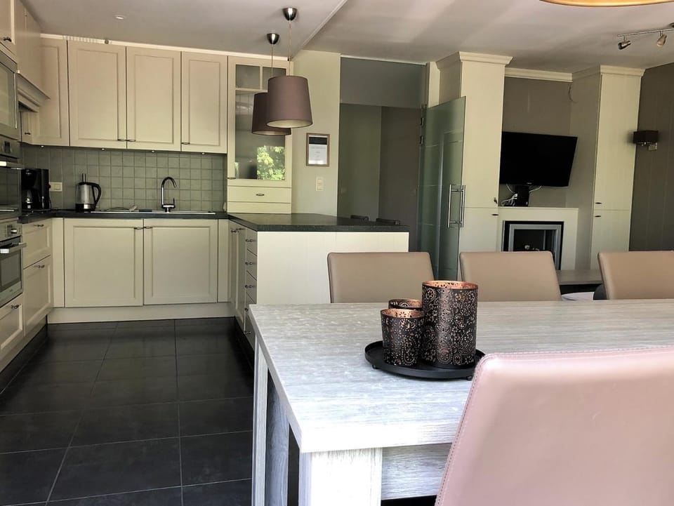 Kitchen or kitchenette, Photo of the whole room, Business facilities, Dining area