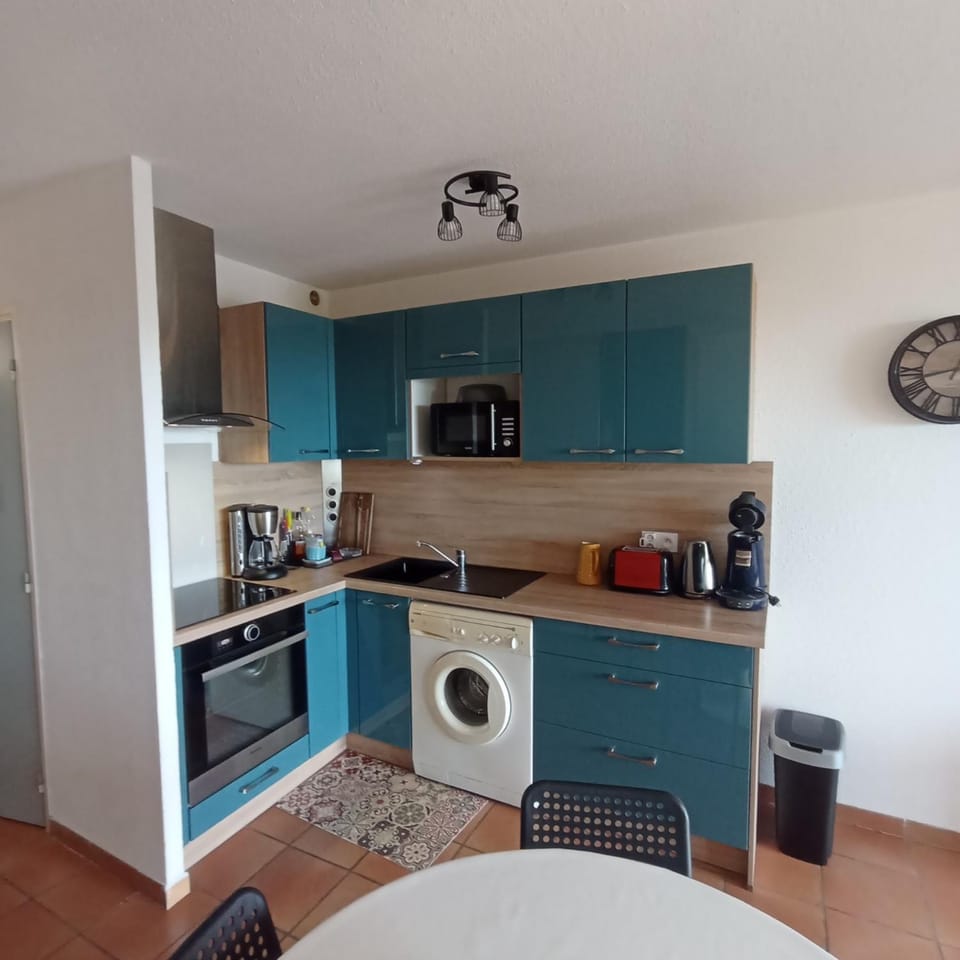 Coffee/tea facilities, Kitchen or kitchenette, microwave, oven, stove, toaster, washing machine