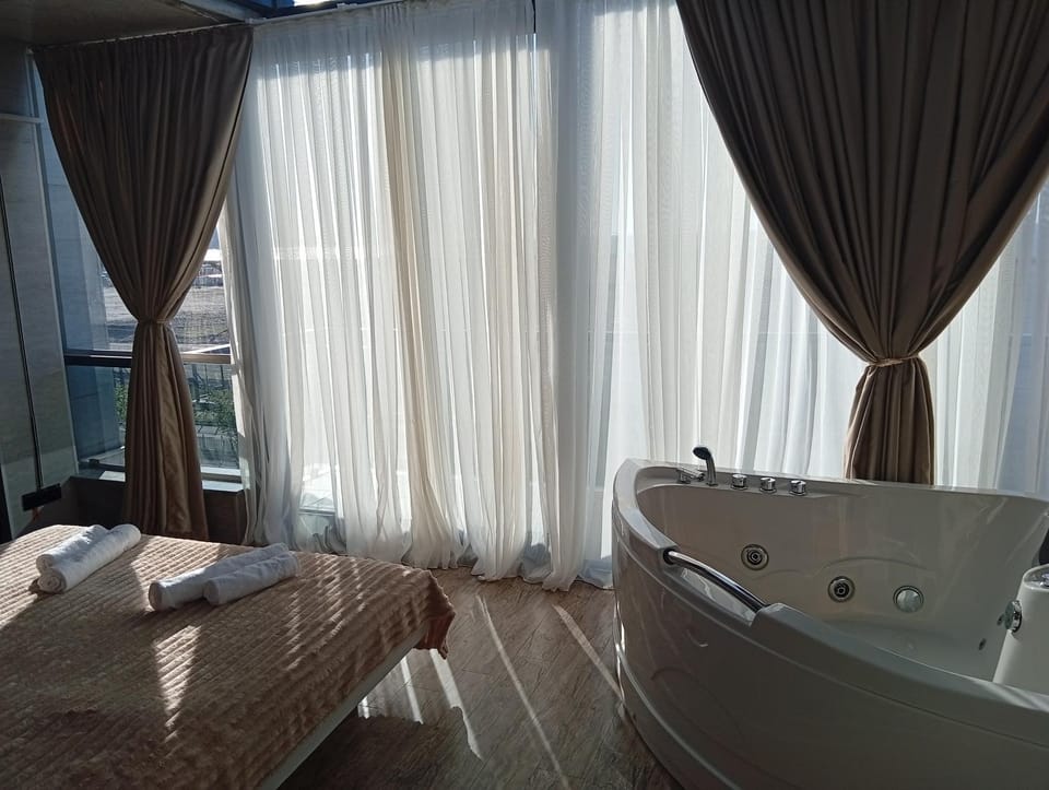 Bed, Hot Tub, Photo of the whole room, Bedroom, towels