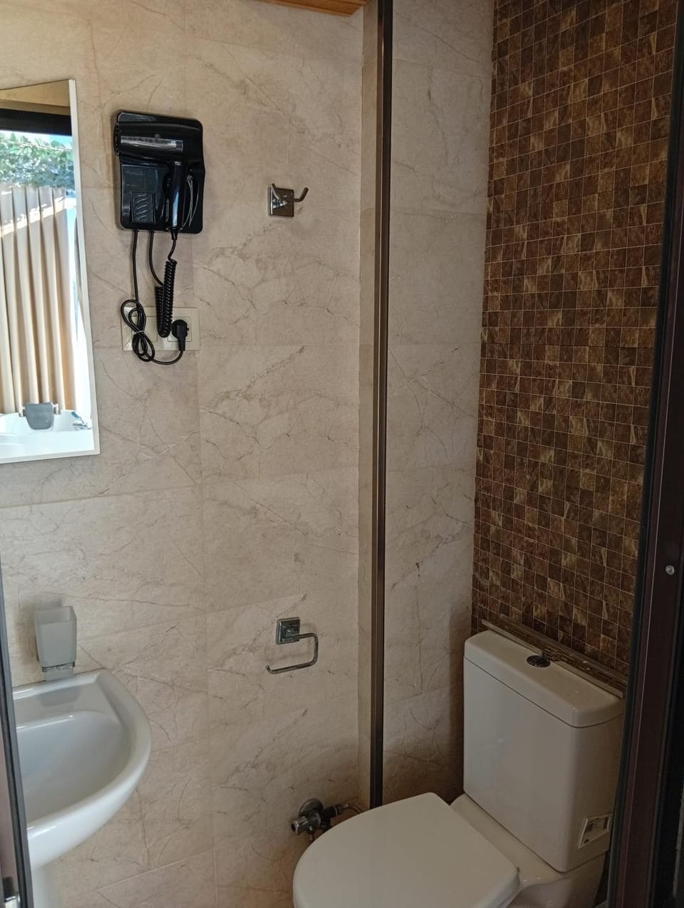 Shower, Toilet