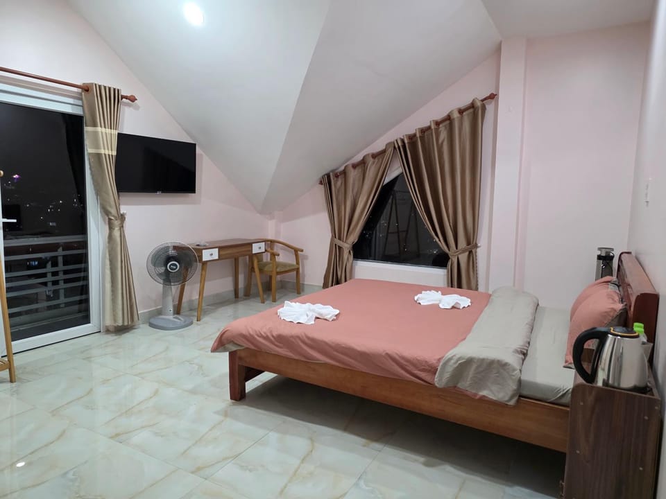 TV and multimedia, Photo of the whole room, Seating area, Bedroom