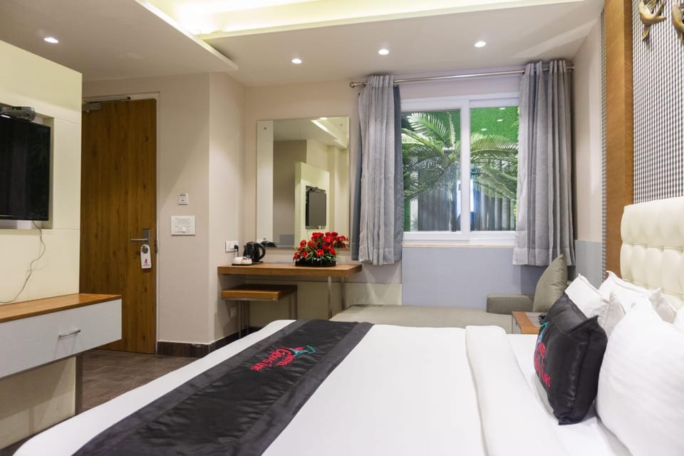 Bed, Property logo or sign, Photo of the whole room, Decorative detail, Logo/Certificate/Sign, Bedroom