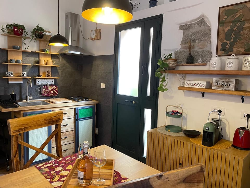 Coffee/tea facilities, Kitchen or kitchenette, Dining area, minibar, stove