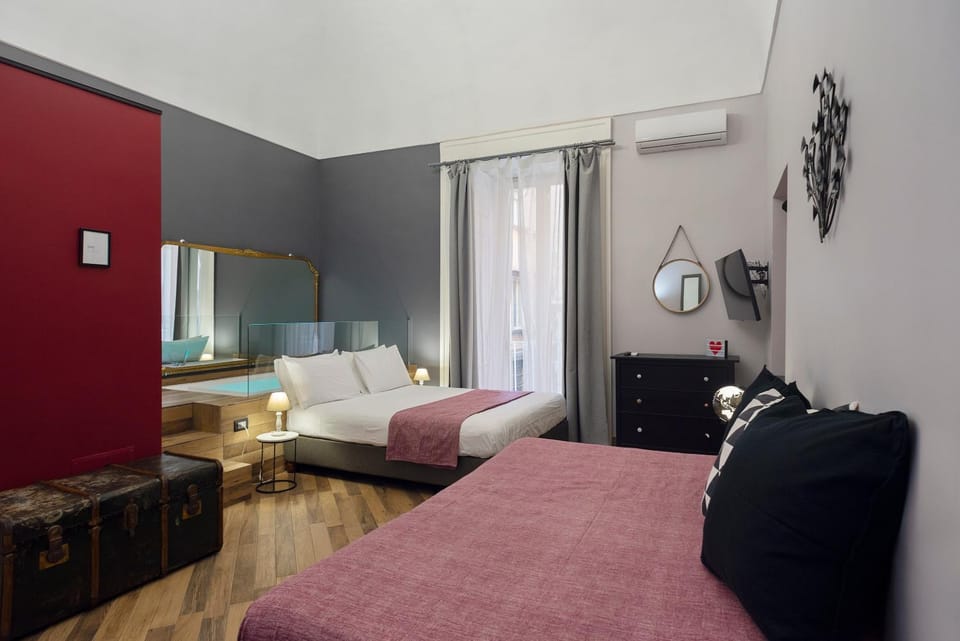Bed, Hot Tub, TV and multimedia, Decorative detail, Bedroom, Swimming pool