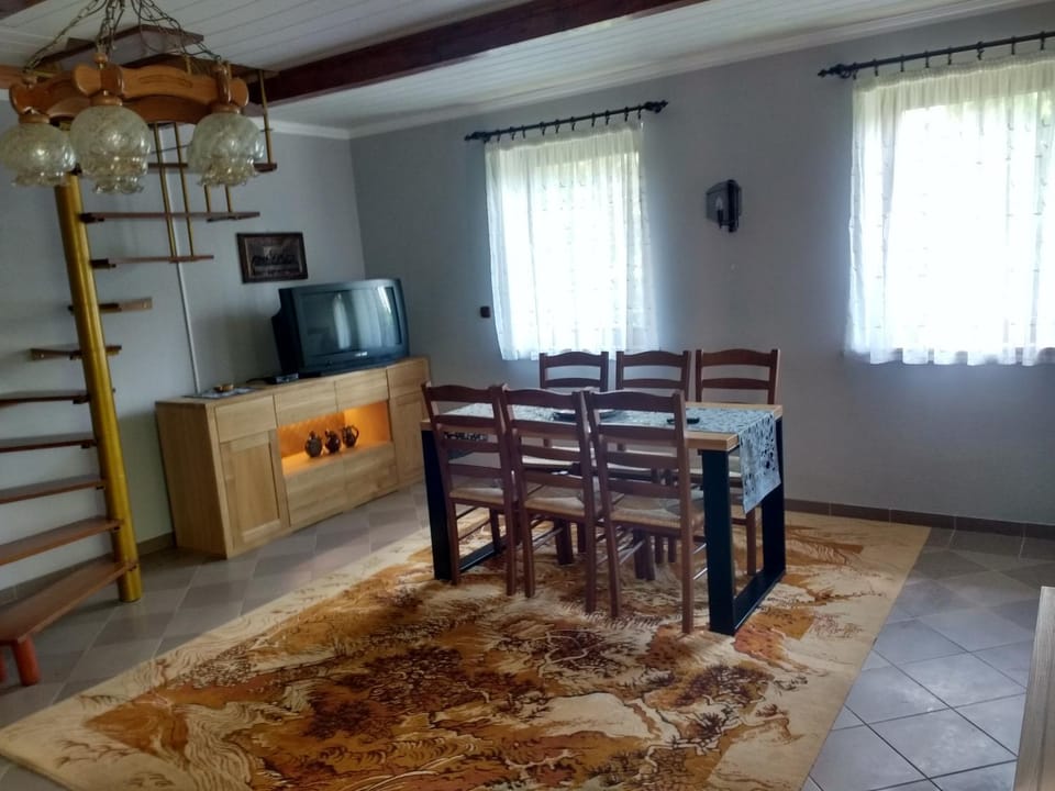 Kitchen or kitchenette, Living room, Seating area, Dining area