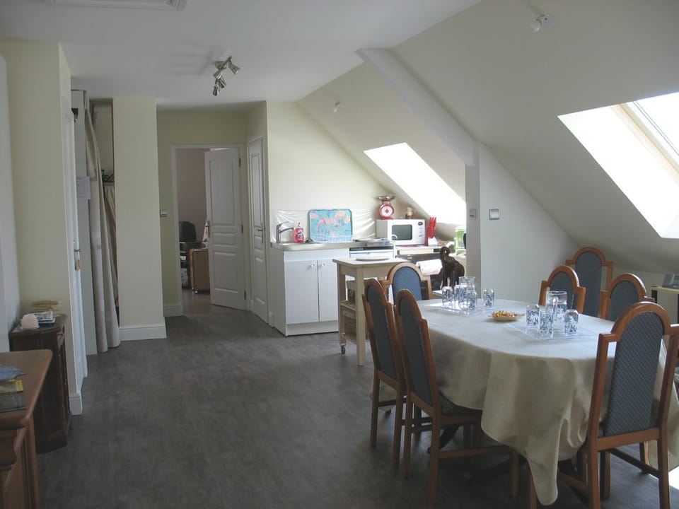 Kitchen or kitchenette, Seating area, Dining area
