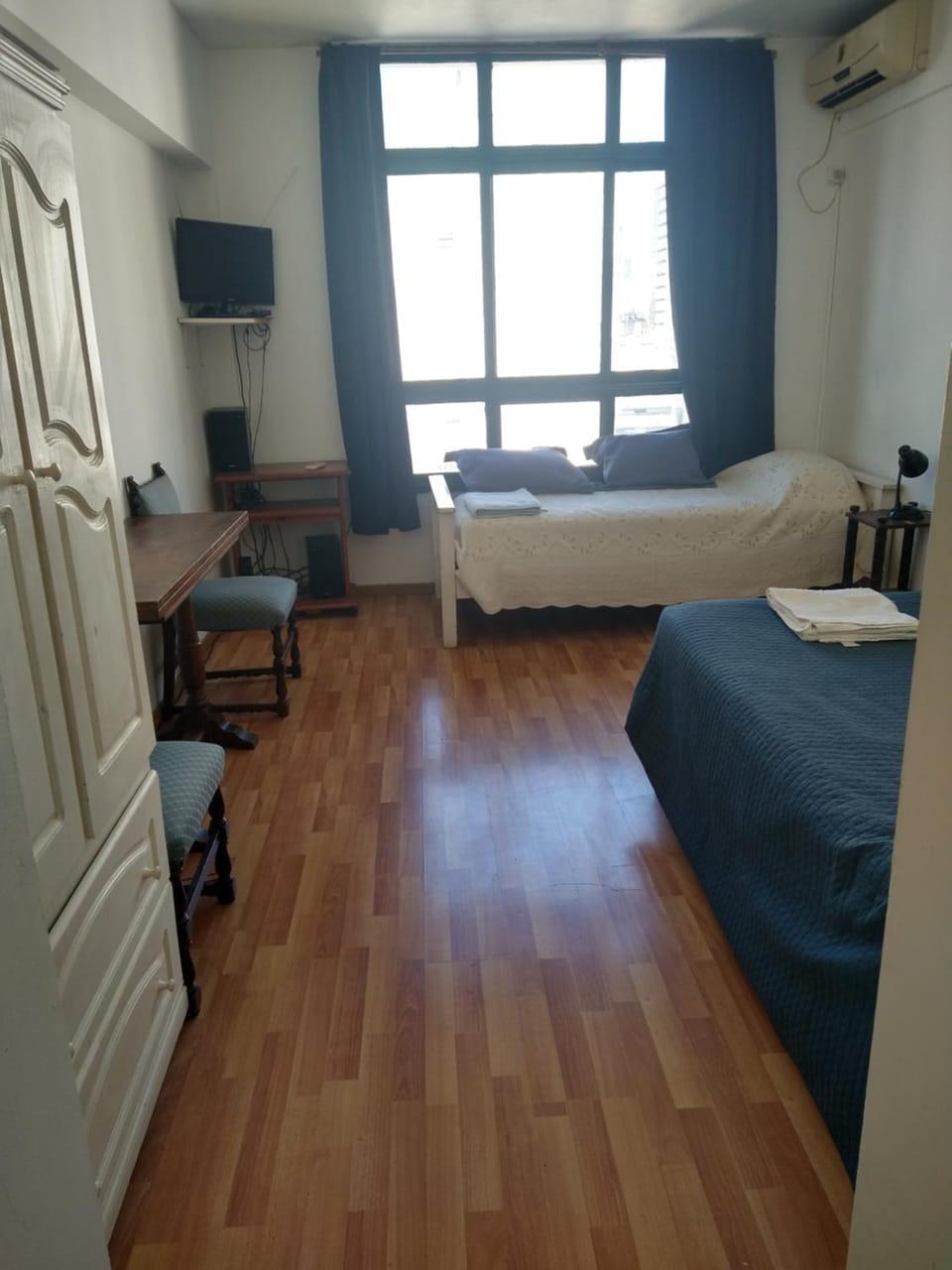 Bed, TV and multimedia, Photo of the whole room, Evening entertainment, Bedroom, air conditioner