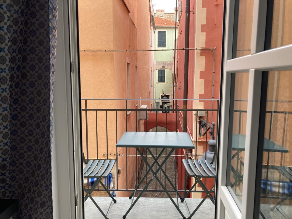 View (from property/room), Balcony/Terrace, Dining area