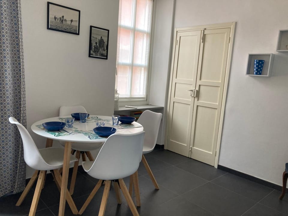 Living room, Seating area, Dining area, Lunch, Dinner