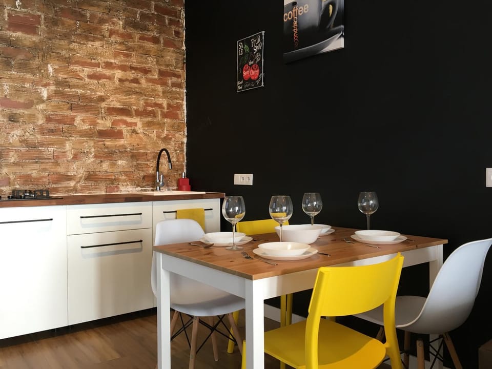 Kitchen or kitchenette, Dining area