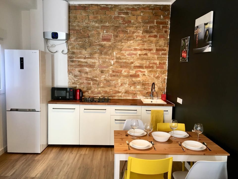 Coffee/tea facilities, Kitchen or kitchenette, Dining area