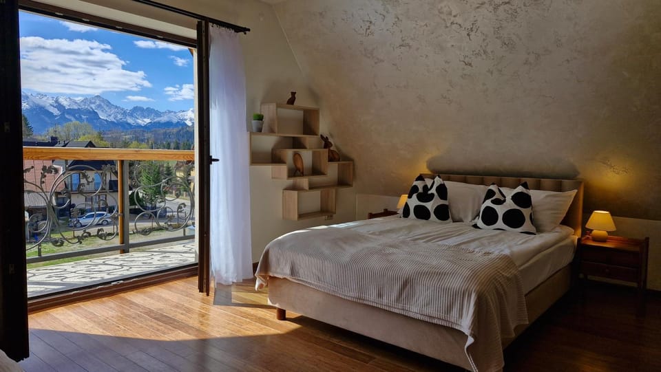 Bed, Natural landscape, Photo of the whole room, Bedroom, Mountain view